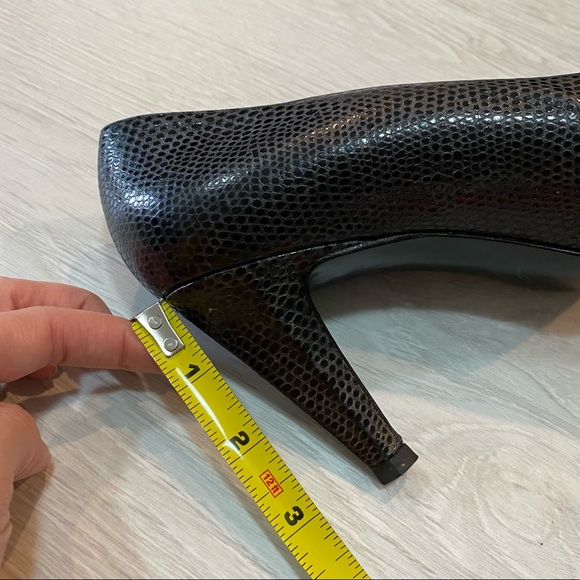 Stuart Weitzman Black Leather Snake Skin Embossed Pumps Heels Tapered Toe 8.5 - Picture 8 of 10